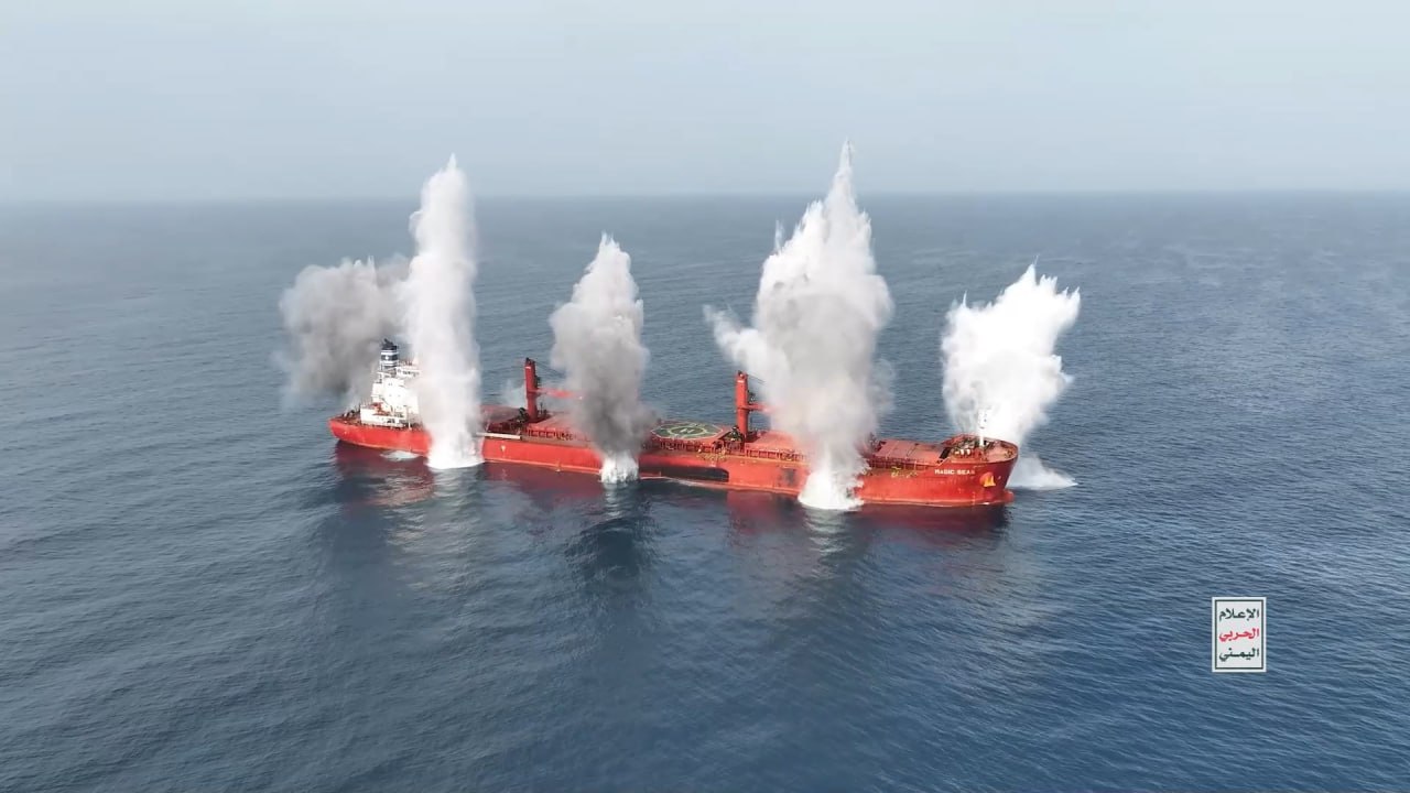 Reuters: Insurance companies will boycott ships linked to the Israeli enemy due to Yemeni attacks