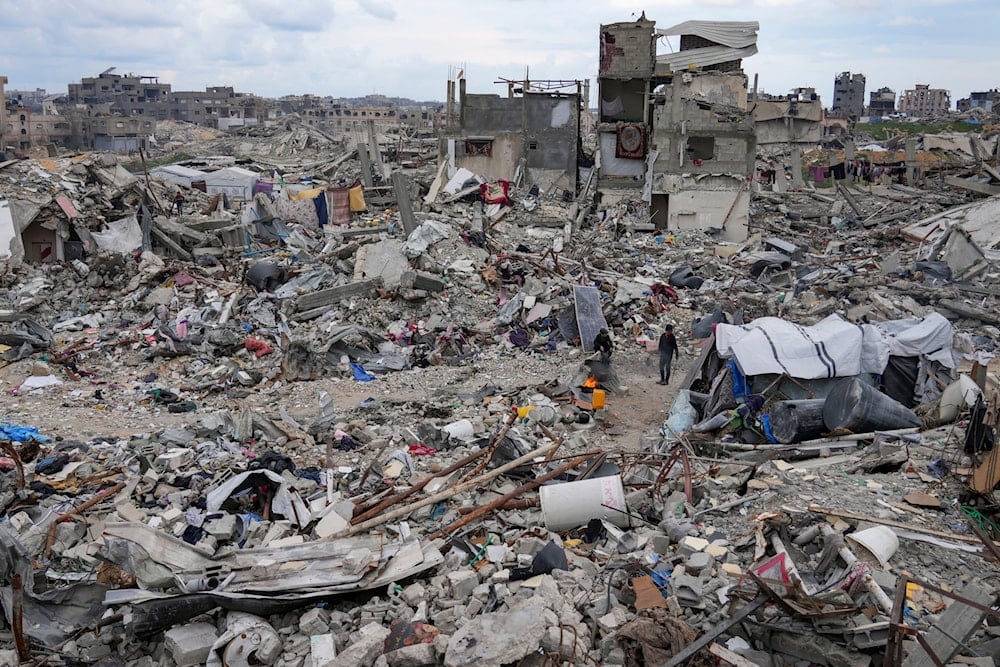 'Israel' loots Gaza’s ruins to bury its war crimes