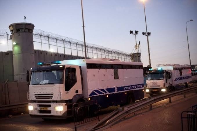 Rights group: Israeli prison transport vehicle turned into a “mobile iron coffin” for Palestinian detainees