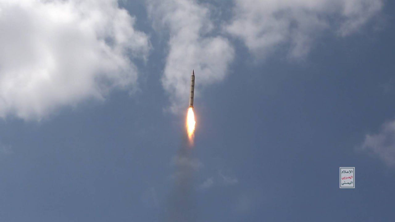 Military Source: Saudi Command HQ at Aden’s Badr Camp Hit by Ballistic Missiles