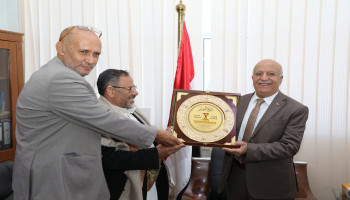 رئيس الوزراء يتسلّم درع المؤتمر الثالث فلسطين قضية الأمة المركزية