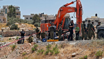 العدو الصهيوني يجرف أراضي غرب مدينة الخليل