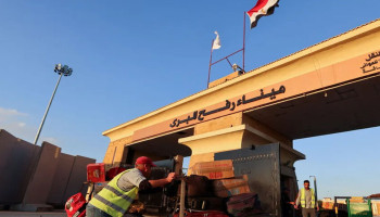 نشطاء إيطاليون يجتمعون أمام معبر رفح للتنديد بالعدوان الصهيوني على غزة
