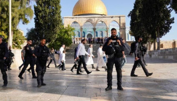 عشرات المستوطنين الصهاينة يقتحمون باحات المسجد الأقصى المبارك