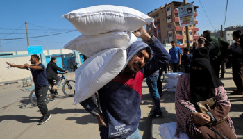 العدو الصهيوني يمنع توزيع الطحين على العائلات في غزة