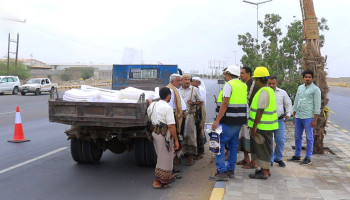 وزير النقل يدشن مشروع غرس 10 آلاف نخلة وتركيب شبكة إنارة بالحديدة