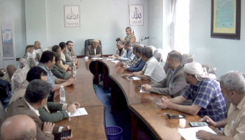 اجتماع برئاسة محافظ إب يقر برنامج الزيارات العيدية للمرابطين في الجبهات