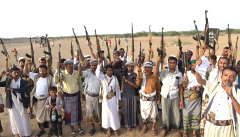وقفة قبلية مسلحة في المنيرة بالحديدة إعلاناً للنفير وتأكيداً على الجهوزية