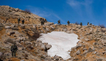 العدو الصهيوني يقتحم بلدة بريف القنيطرة الشمالي ويداهم منازل المواطنين