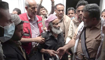 تدشين توزيع لحوم الأضاحي لأسر الشهداء والأشد فقرا في مدينتي البيضاء ورداع