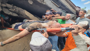 10 شهداء بقصف صهيوني استهدف منزلًا وسط قطاع غزة
