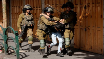 قوات العدو نشن حملة مداهمات واعتقالات في الضفة الغربية