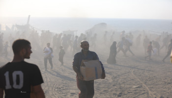 جنود العدو يقرون بإطلاق النار عمداً على الفلسطينيين خلال توزيع المساعدات بغزة