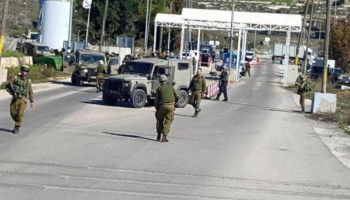 العدو الصهيوني يغلق حاجز جبع بالقدس ويطلق قنابل الغاز صوب الفلسطينيين