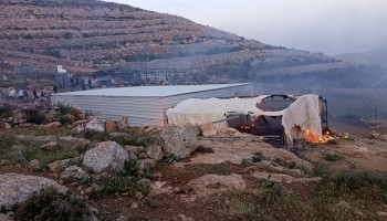 مستوطنون صهاينة يهاجمون مركبات الفلسطينيين جنوبي نابلس