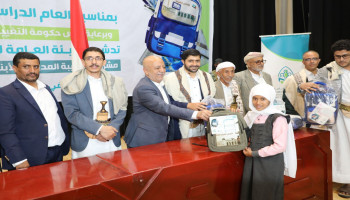 رئيس الوزراء يدّشن مشروع الحقيبة المدرسية لأبناء الشهداء والمفقودين