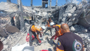 الدفاع المدني بغزة: انتشال 4 شهداء والبحث عن 40 مفقوداً جراء قصف صهيوني لعمارة سكنية