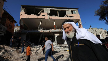قوات العدو الصهيوني تنكل بأهالي مخيم طولكرم أثناء محاولتهم إخراج مقتنياتهم