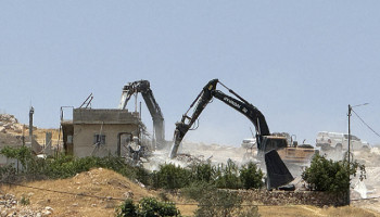 العدو يهدم منازل ومنشآت في رام الله ونابلس والقدس في تصعيد لسياسة التهجير