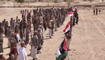 عرض شعبي لعشر سرايا من خريجي دورات التعبئة في بدبدة بمأرب