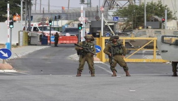 العدو الصهيوني يحتجز 4 فلسطينيين وينكل بهم على حاجز عسكري بنابلس