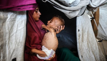 "فايننشال تايمز": العالم خذل الفلسطينيين وتجويع غزة وصمة عار