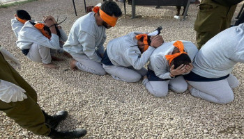 مركز العودة يقدّم إحاطة أممية: تعذيب واغتصاب بحق أسرى غزة