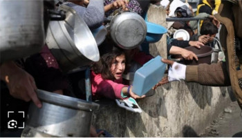 الإعلام الحكومي بغزة: العدو يواصل هندسة التجويع ويمنع دخول 22 ألف شاحنة للقطاع