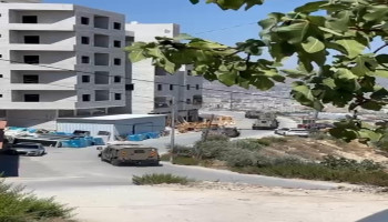 العدو الصهيوني يُحاصر منزلًا شرقي نابلس