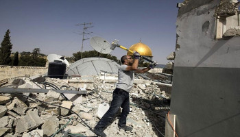 قوات العدو تُجبر مقدسياً على هدم منزله جنوب المسجد الأقصى