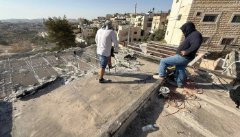 العدو يُجبر مقدسيًا على هدم منزله في صور باهر