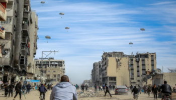 "الأورومتوسطي": التدخل الدولي عبر إسقاط المساعدات جوًا لغزة تواطؤ مع التجويع الصهيوني