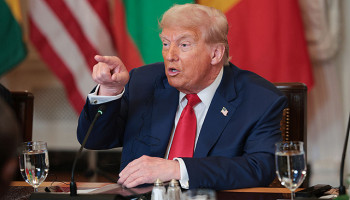 الرئيس الأمريكي يمدد لتسعين يوماً الهدنة التجارية مع الصين