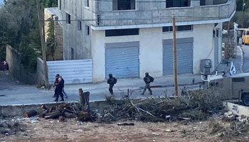 العدو الصهيوني يعتقل فلسطينيين من كفر الديك ويجرف أراضي في حارس