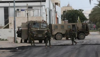 العدو الصهيوني ينكّل بشبان ويحتجز مركبات في اللبن الشرقية