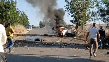 طيران العدو يستهدف سيارة في بلدة زوطر جنوبي لبنان