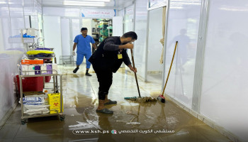 غزة.. الأمطار الغزيرة تغرق مستشفى الكويت الميداني في خان يونس