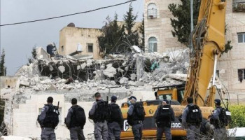 العدو يحرق منزلا داخل مخيم نور شمس في طول كرم ويُجبر مقدسيا على هدم منزله ذاتيا