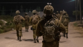 قوات العدو تشن حملة مداهمات واقتحامات في الضفة