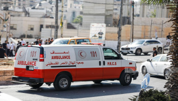 إصابة شاب فلسطيني بنيران العدو الإسرائيلي قرب جدار الفصل في بلدة الرام