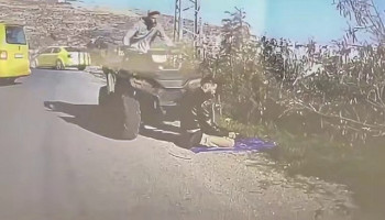 مستوطن وجندي بـ"جيش" العدو يتعمّد دهس فلسطيني أثناء صلاته في الشارع