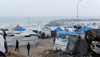 "أونروا": الفيضانات في غزة تعرّض العائلات لدرجات حرارة منخفضة ومياه ملوّثة