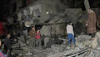 العدو يقصف منزلاً في خانيونس وينفذ عمليات نسف شرق غزة