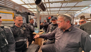 المجرم "بن غفير" يقتحم باحات المسجد الأقصى