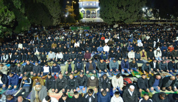 100 ألف مصلٍّ يؤدون صلاتي العشاء والتراويح في المسجد الأقصى