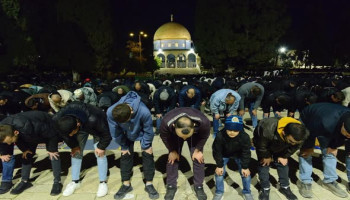 50 ألف مصلٍ يؤدون العشاء والتراويح في الأقصى رغم القيود الصهيونية المشددة