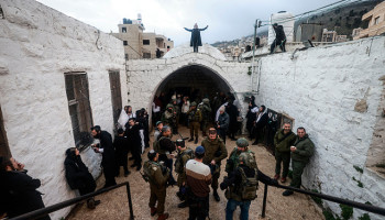 مستوطنون صهاينة يقتحمون قبر يوسف في نابلس ويهاجمون رعاة أغنام بالأغوار