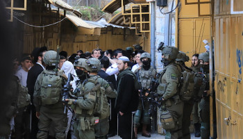 مستوطنون صهاينة يقتحمون 5 بنايات في الخليل ويستولون عليها بذريعة “فرض الأمن”