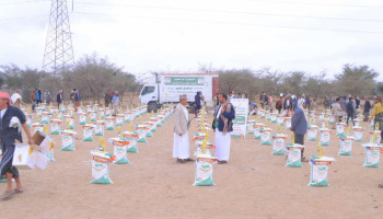 تدشين توزيع 170 سلة غذائية للأسر الفقيرة في عزلة الجندية العليا بتعز