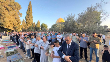 مئات المقدسيين يؤدون صلاة الجمعة الأخيرة من رمضان قرب المسجد الأقصى
